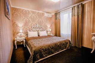 Отель Aristokrat Винница Люкс с кроватью размера «king-size»-1